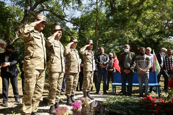 Xaçmazın İcra başçısı Aşağıoba və Aslanoba kəndlərində şəhidlərin məzarını ziyarət edib - FOTO