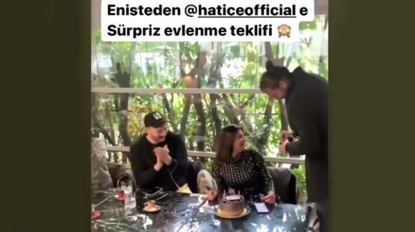 Məşhur müğəninin keçmiş sevgilisi evlilik təklifi aldığı məkana hücum etdi