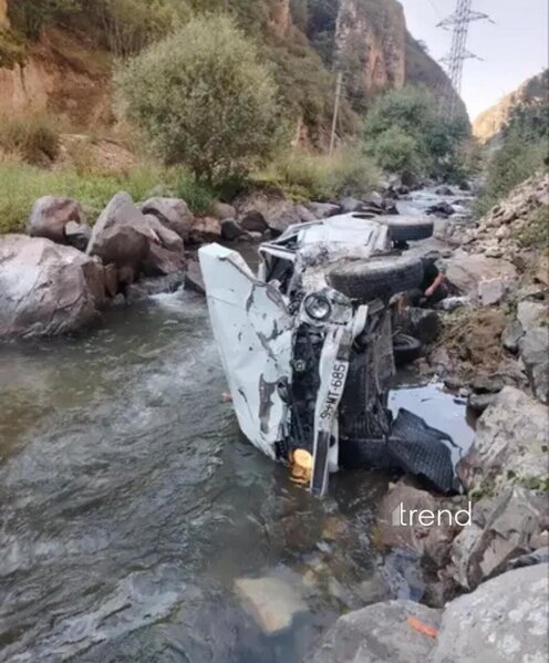 Kəlbəcərdə avtomobil çaya düşüb, sürücü xəsarət alıb - (Foto)