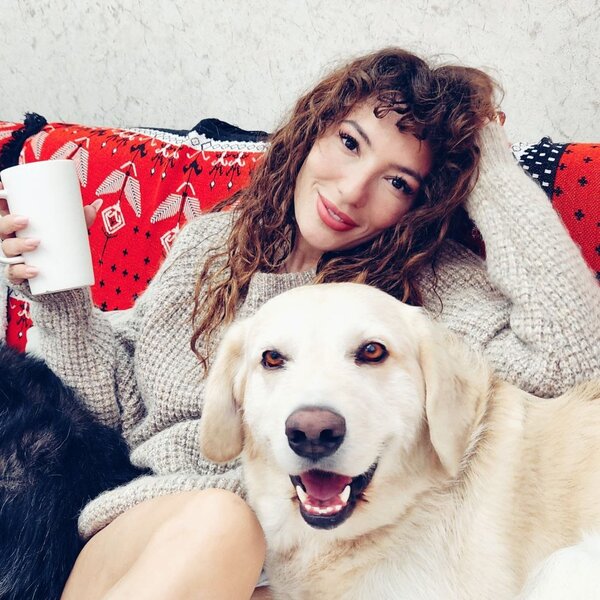 Dilarə Kazımova evində itləri ilə - FOTOLAR