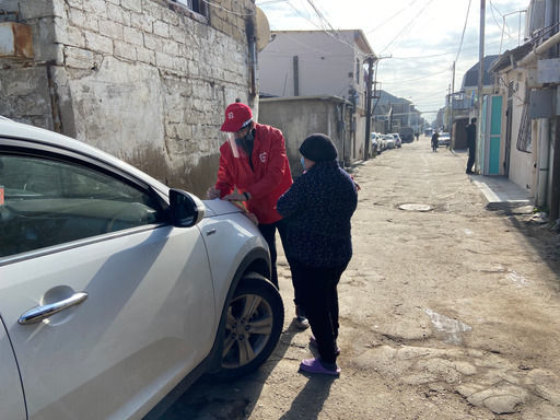 Azərbaycan könüllüləri aztəminatlı ailələrə və tənha ahıllara bayram sovqatları çatdırıblar - FOTO