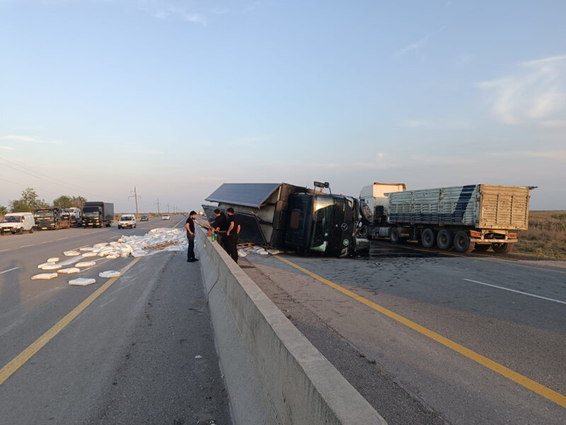Yük maşını aşdı, yolu bağladı - FOTOLAR