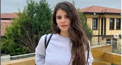 Məşhur aktrisa bu futbolçu ilə eşq yaşayır - FOTO