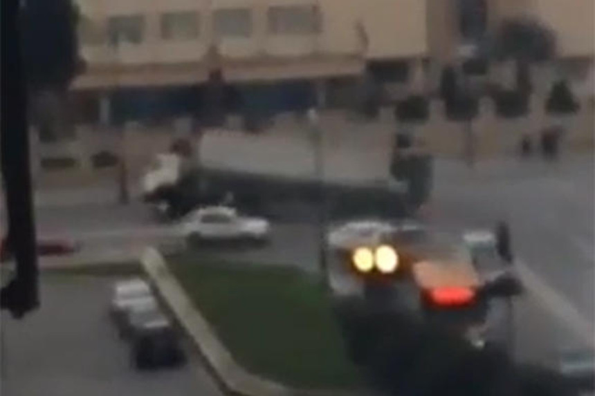 Bakıda döngəyə sərt girən TIR belə aşdı - VİDEO