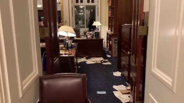 Kapitoli basqınında Pelosinin noutbukunda axtarış aparan kişi ölü tapıldı - FOTO/VİDEO