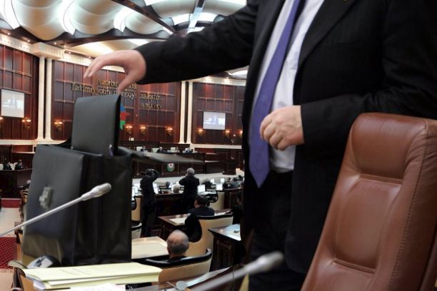Deputatlığa iki namizədin iş yerləri diqqət çəkir