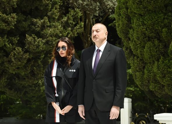İlham Əliyev və Mehriban Əliyeva ümummilli lider Heydər Əliyevin məzarını ziyarət ediblər