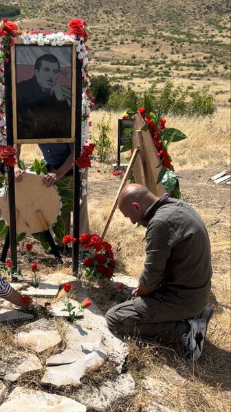 Səxavət Məmmədovun ABŞ-da yaşayan oğlu ilk dəfə atasının qəbrini ziyarət etdi - FOTO
