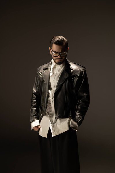 Yaşardan yeni tərzdə FOTOLAR