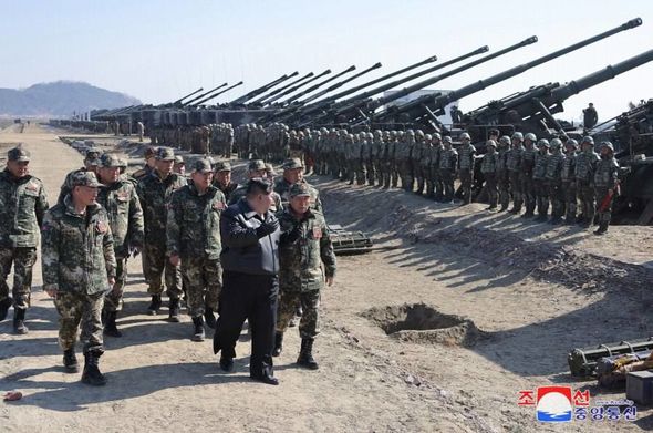 Kim Çen In ordunun ən yeni tankını özü sınaqdan keçirdi - FOTO