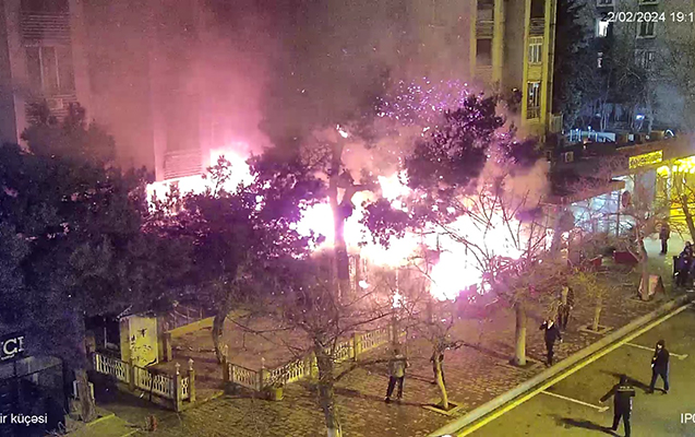 Restorandakı yanğına görə yol bağlandı - FOTO