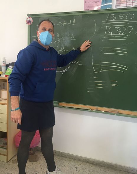 İspaniyada kişi müəllimlər dərslərə ətək geyinərək qatıldılar - FOTO