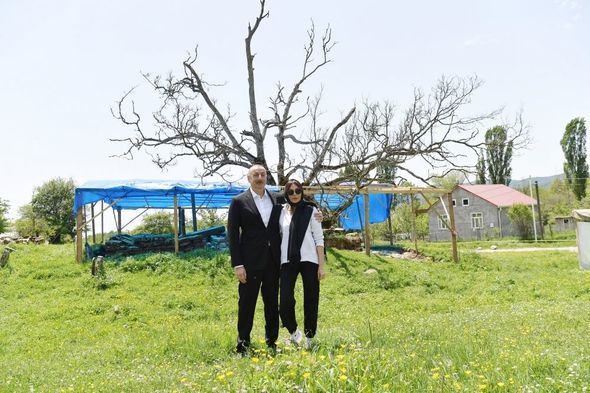 İlham Əliyev və Mehriban Əliyeva Pir Ömər Sultan ziyarətgahı ilə tanış olublar - FOTO + YENİLƏNİB