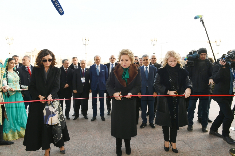 Mehriban Əliyeva Xalq Təsərrüfatı Nailiyyətləri Sərgisində "Azərbaycan" pavilyonunun açılışında - FOTO