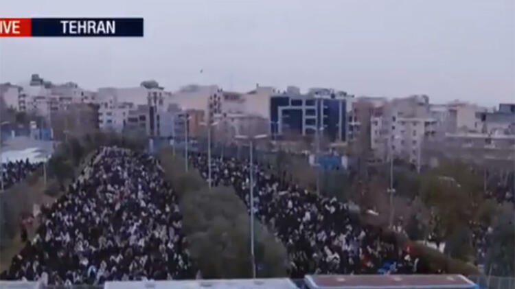 8 ildən sonra İranda BİR İLK: on minlərlə insan meydanlara toplaşdı - Dünyada CANLI YAYIMLANIR/VİDEO
