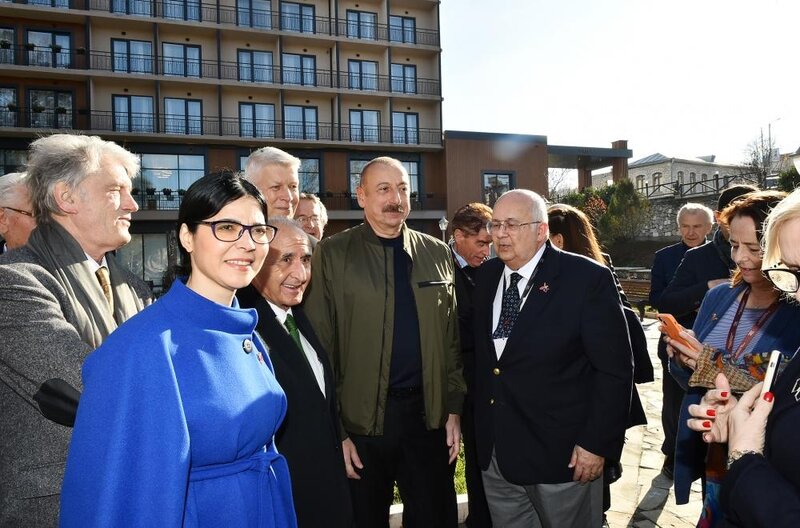 Prezident və birinci xanım VIII Qlobal Bakı Forumunun Şuşaya səfər edən iştirakçıları ilə söhbət ediblər - FOTOLAR
