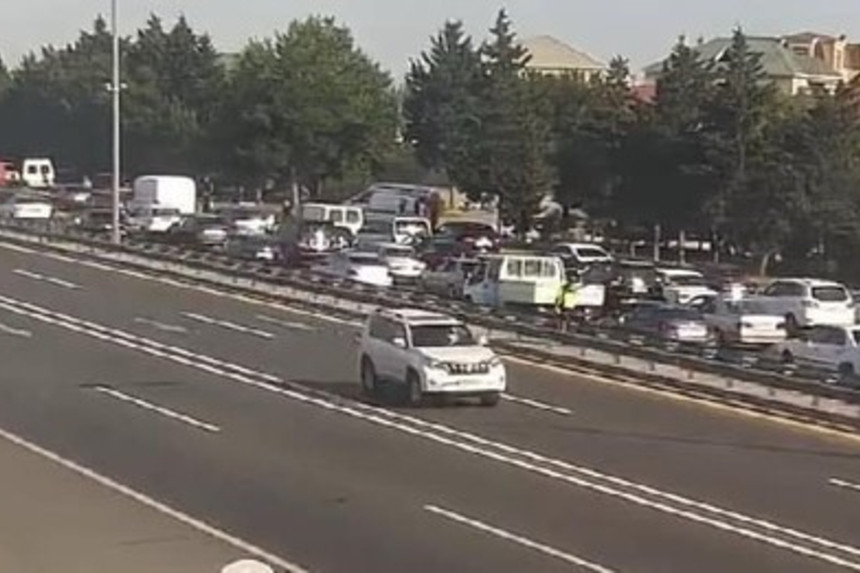 Bakıda yol qəzası tıxac yaratdı