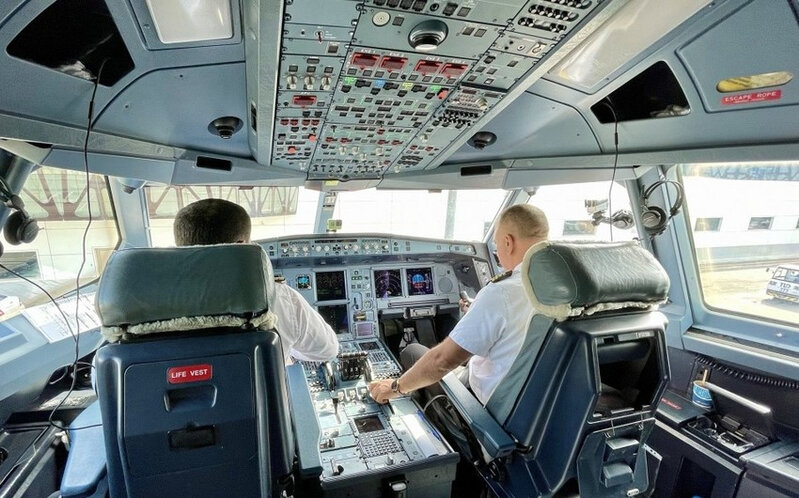 AZAL-ın təyyarəsi Qarabağın beynəlxalq hava limanında ilk eniş edib - FOTO