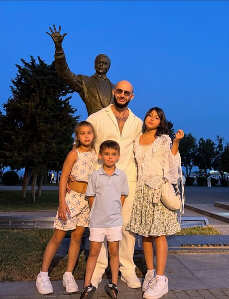 Rusiyalı müğənni ailəsi ilə Bakıda - FOTOLAR