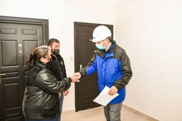 Erməni terroru nəticəsində evləri dağılmış şəxslərə yeni mənzillər verildi - FOTO