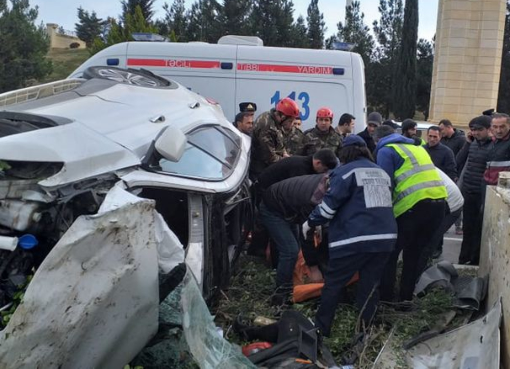 Azərbaycanda dəhşətli qəza: Maşın beton lövhəyə çırpıldı, yasa gedənlər öldü - FOTO