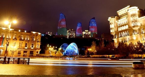Bakıdakı bir çox məşhur binada bayraq proyeksiyası əks olunub - FOTO