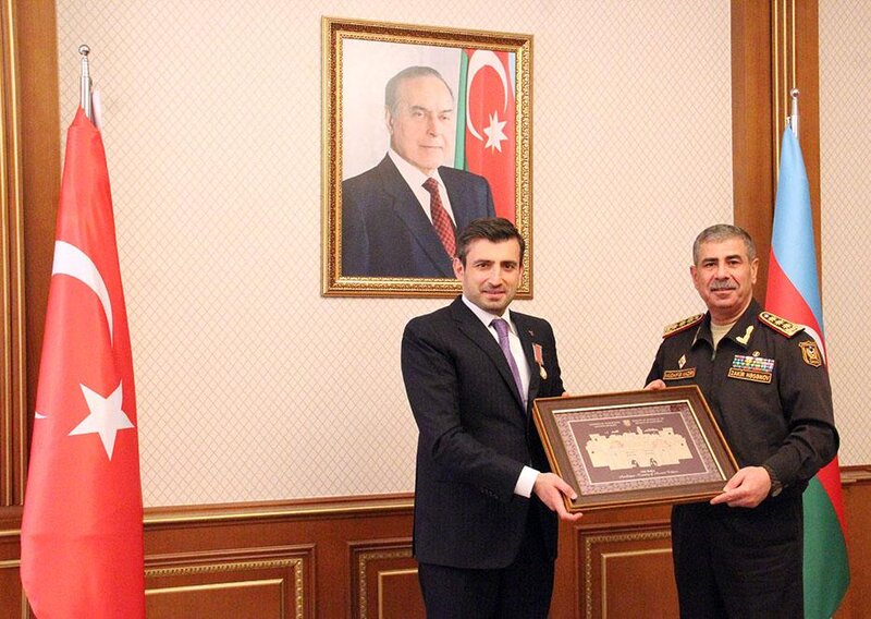 Zakir Həsənov Selçuk Bayraktarı medalla təltif etdi - FOTOLAR
