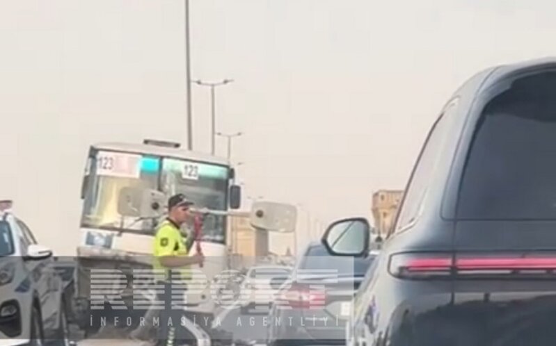 Sumqayıtda sərnişin avtobusu işıq dirəyinə çırpıldı, yaralananlar var