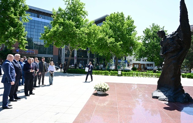 Ukraynanın xarici işlər naziri Zəfər parkını və Şəhidlər xiyabanını ziyarət edib - FOTOLAR