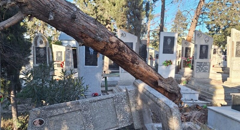 Güclü külək Mingəçevirdə qəbiristanlığı dağıtdı - FOTO