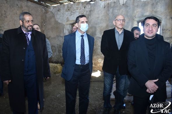 Hikmət Hacıyev: "Məscidin təhqir edilməsi bütün dinlərdə qəbuledilməzdir" - FOTO