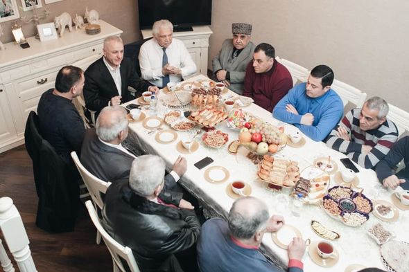 Ülvi Quliyev Yasamal rayon Ağsaqqallar Şurasının sədrini evində ziyarət edib - FOTO