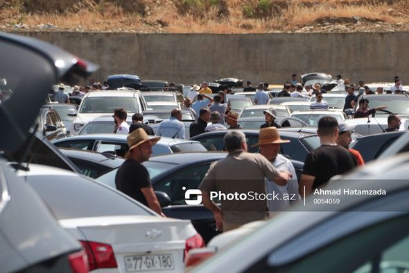Sahibini gözləyən avtomobillər, qiymətlərin artmasından şikayətlənən alıcılar - REPORTAJ + FOTO