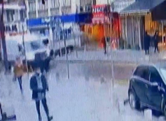 Pəncərədən tullandı: Küçədən keçən şəxsin üzərinə düşdü – VİDEO