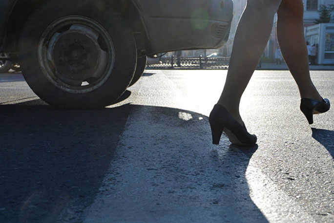 Yolu keçən qadını maşın vuraraq öldürdü