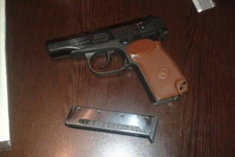 Bakıda narkotik alverçisinin evindən tapança və qumbara aşkarlandı