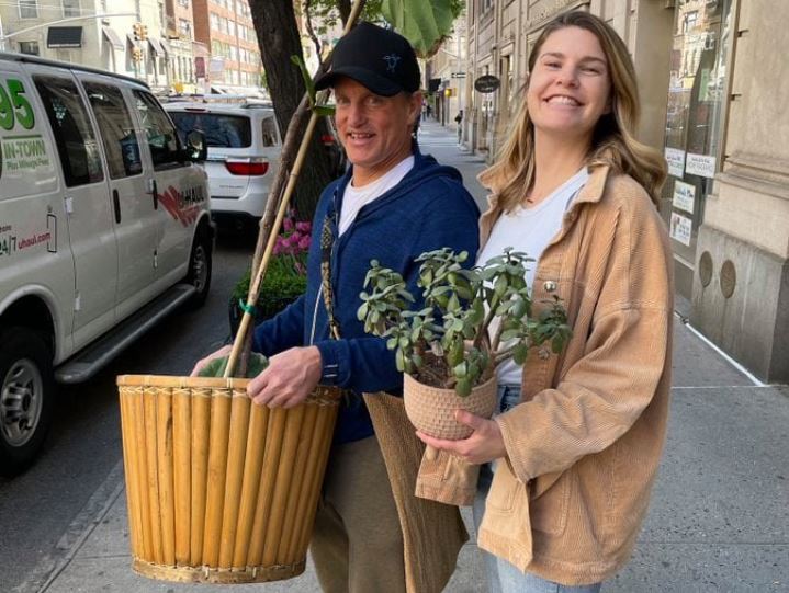 Məşhur Hollivud aktyoru jurnalistə gülləri daşımaqda kömək etdi – FOTO