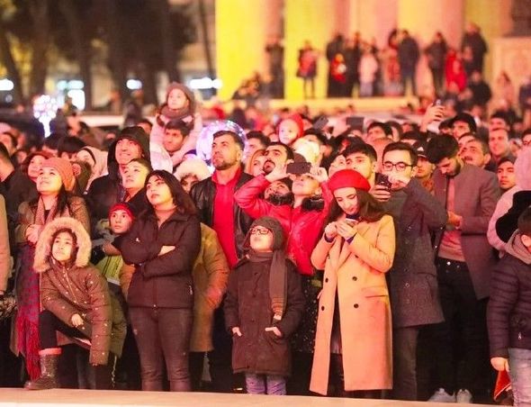 Yüz minlərlə insan Bakının mərkəzində - FOTO