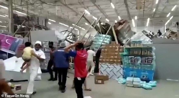 Supermarketdə rəflər "domino effekti" ilə aşdı: Ölən və yaralananlar var - ANBAAN VİDEO