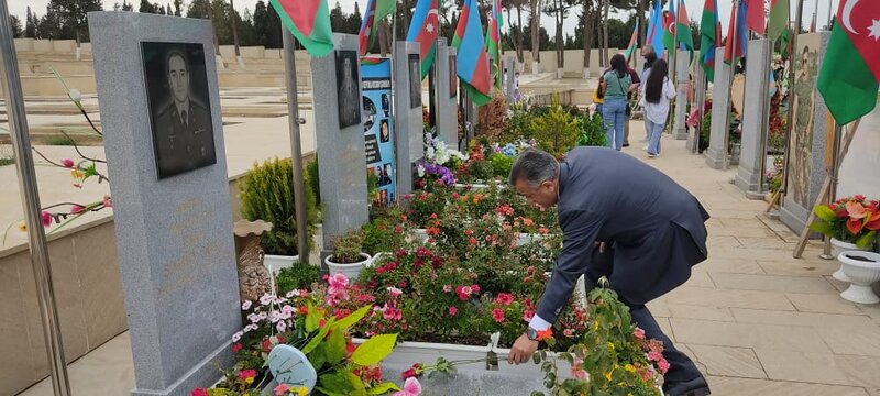 Abdin Fərzəliyev şəhidlərin məzarını ziyarət etdi