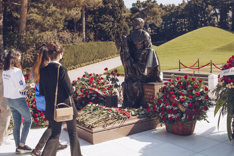 Azərbaycan könüllüləri akademik Zərifə Əliyevanın xatirəsini yad ediblər - FOTO