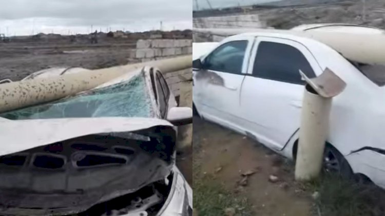 Avtomobil yol kənarındakı maneəyə çırpıldı