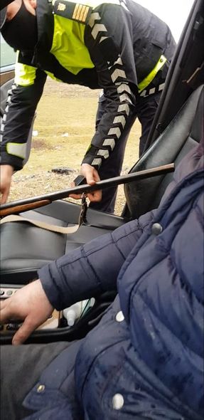 İsmayıllıda yol polisi avtomobildə qanunsuz odlu silah aşkarlayıb - FOTO