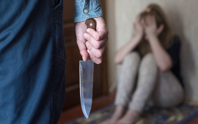 Salyanda ər arvadını bıçaqlayandan sonra özünü yandırdı