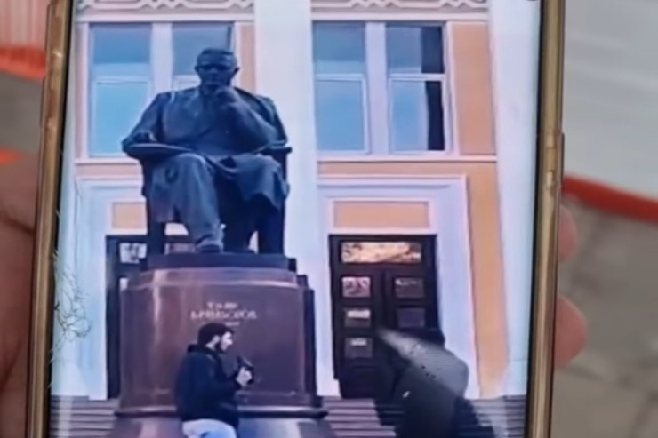 Üzeyir Hacıbəyovun heykəlinə ayaqqabı atan şəxs həbs edildi