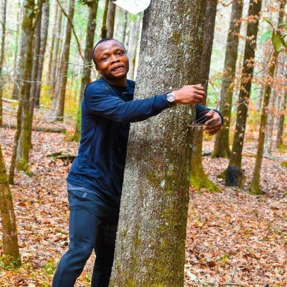 Bir saatda qucaqladığı ağaclar afrikalı gəncin adını tarixə yazdı - FOTO