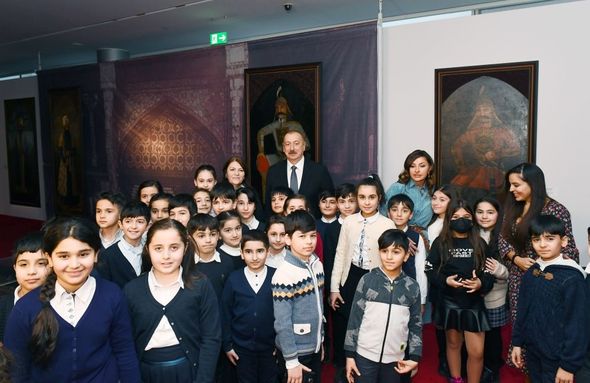 İlham Əliyev və Mehriban Əliyeva Heydər Əliyev Mərkəzində təşkil edilən sərgilərdə - FOTO