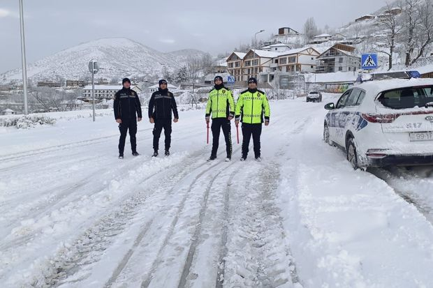 Laçında polis əməkdaşları qarlı hava şəraitində xidməti fəaliyyətlərini davam etdirirlər