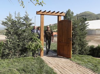 İlham Əliyev Laçında 1 Dekabr küçəsində lövhənin açılışını edib, bərpa olunmuş evlə tanış olub - FOTOLAR