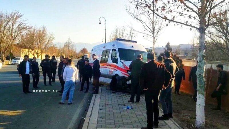 Babəkdə təcili tibbi yardım avtomobili qəzaya uğradı: Xəsarət alanlar var – FOTO